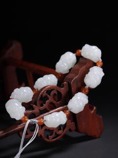 和田玉牛手链,尺寸:1.9×1.3×1.2厘米,重量34克